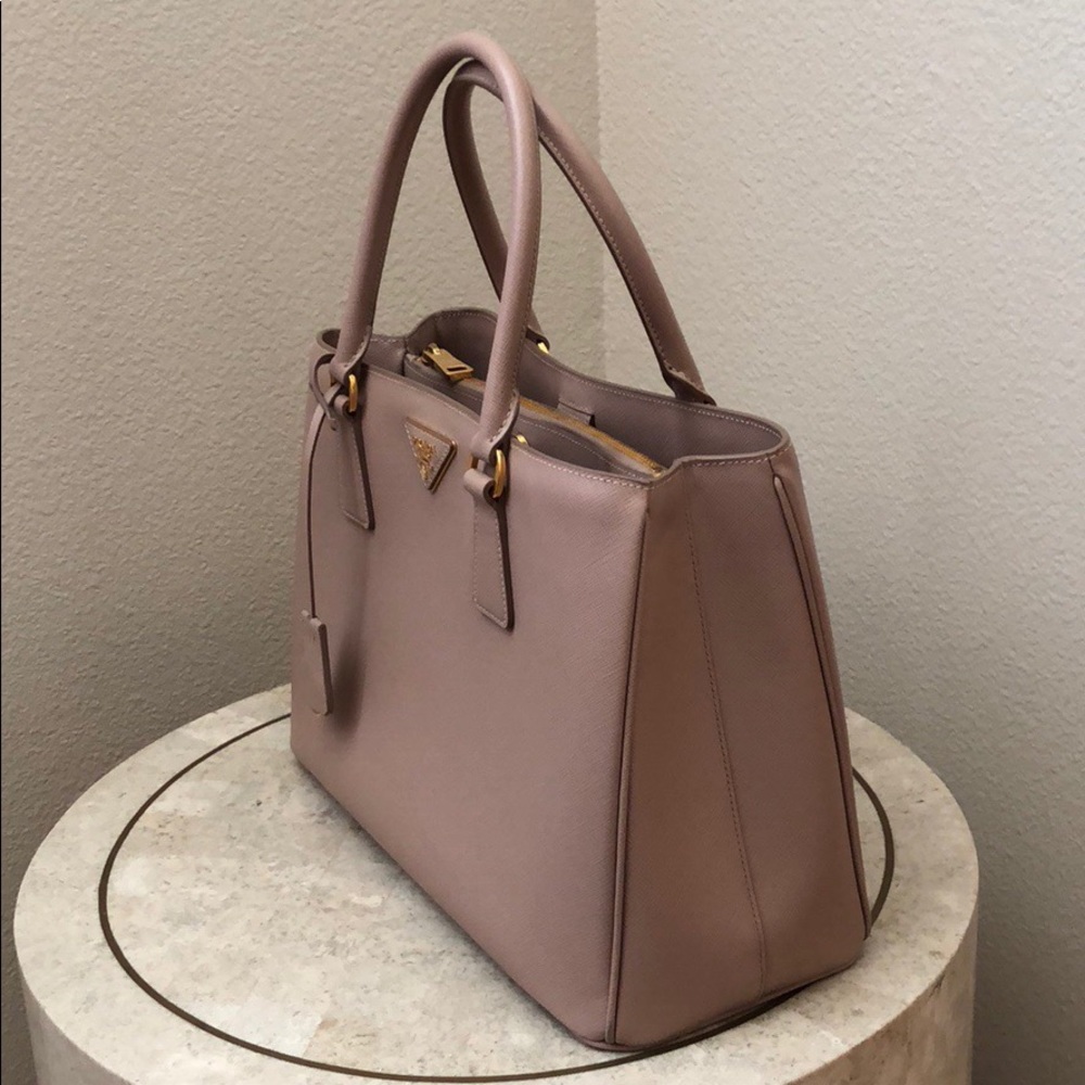 ❌SOLD❌ Prada saffiano lux tote - Picture 3 of 8